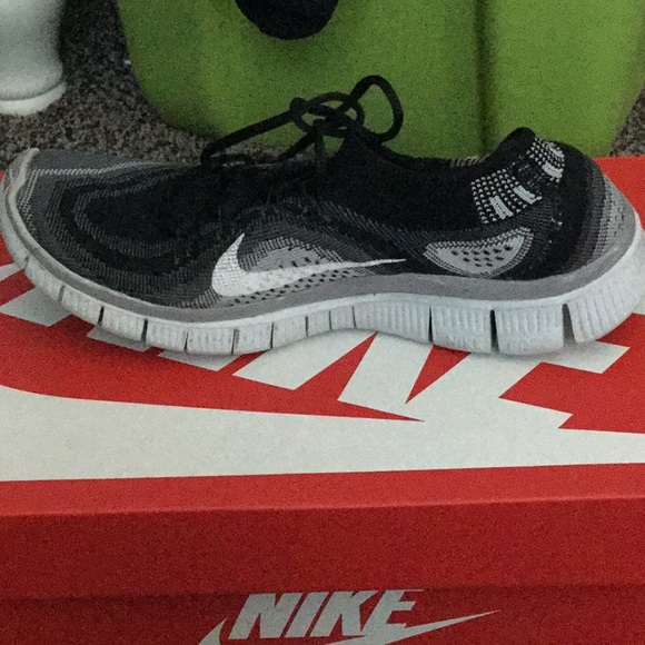 Nike Free Running Shoes - Picture 3 of 5